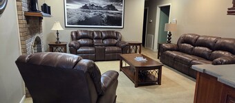 Nice 3-bedroom brick house with amenities in charming Paris