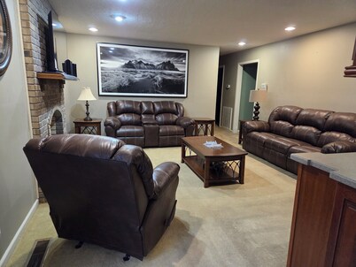 Nice 3-bedroom brick house with amenities in charming Paris