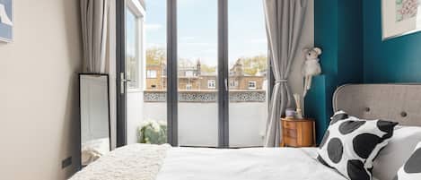 2 bedrooms, iron/ironing board, bed sheets