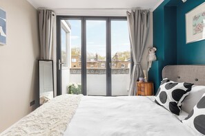 2 habitaciones, tabla de planchar con plancha y ropa de cama 