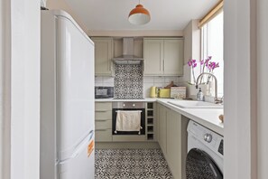 Private kitchen - Entire Stylish Hyde Park Rooftop 2 Bed Room (London)