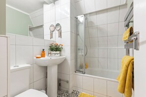 Hair dryer, towels, soap, toilet paper - Entire Stylish Hyde Park Rooftop 2 Bed Room (London)