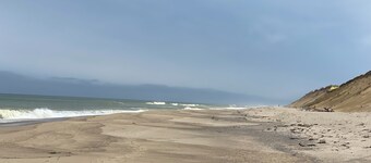 Wellfleet 3-bedroom cottage with AC. Walk to Ocean Beach. Roof deck.