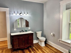 Dusch, hårtork, handdukar och tvål