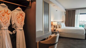 Premier Room, 1 King Bed, Non Smoking, Corner | In-room safe, desk, laptop workspace, blackout drapes