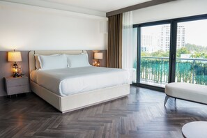 Premier Room, 1 King Bed, Non Smoking, Corner