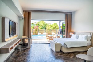 Room, 1 King Bed, Non Smoking (Mobility, Roll-in Shower) | In-room safe, desk, blackout drapes, iron/ironing board