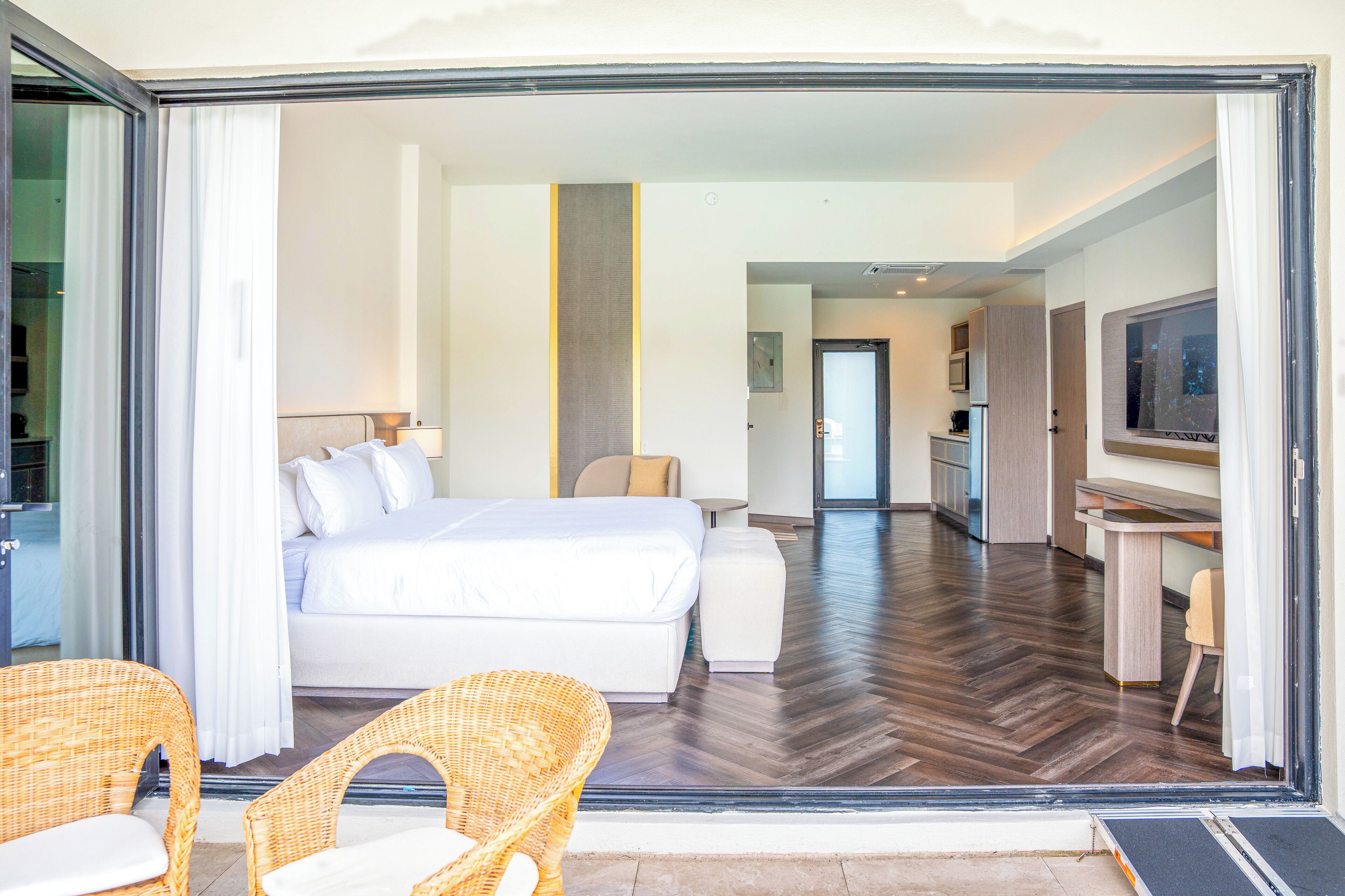 Room, 1 King Bed, Non Smoking (Mobility, Roll-in Shower) | Terrace/patio
