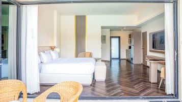 Room, 1 King Bed, Non Smoking (Mobility, Roll-in Shower) | Terrace/patio