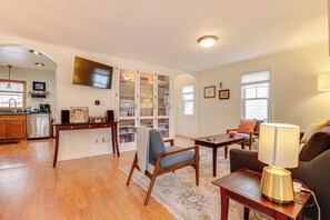 Älytelevisio, kirjoja, musiikkikirjasto, stereot