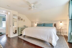 3 makuuhuonetta, työpöytä, silitysrauta/-lauta, vauvan matkasänky