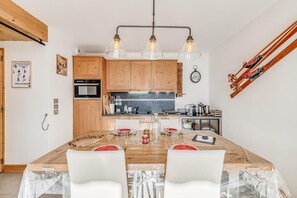 Coffee/tea maker, fridge, microwave, oven - 100m from resort center, 5th floor, view open, balcony, fireplace or stove, parking, tv, ski locker (Champagny-en-Vanoise)