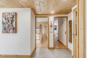 Interior - 100m from resort center, 5th floor, view open, balcony, fireplace or stove, parking, tv, ski locker (Champagny-en-Vanoise)