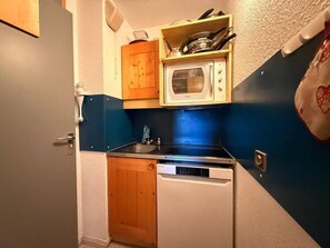Private kitchen - 20m from ski slopes, 7th floor, view ski slopes, balcony, ski locker, 27m², Méribel-Mottaret (Méribel - Les Allues)