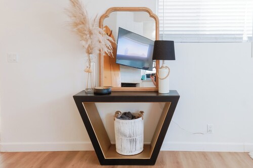 Cozy Beach Lux Unit+King Bed & EV - Walk to Beach!