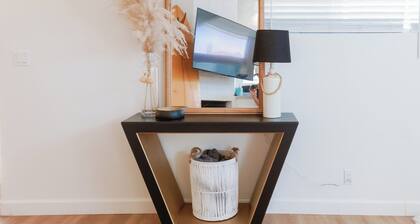 Cozy Beach Lux Unit+King Bed & EV - Walk to Beach!