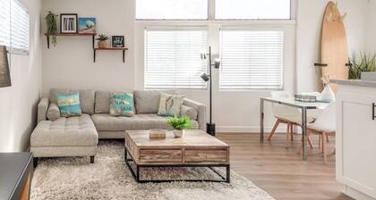 Cozy Beach Lux Unit+King Bed & EV - Walk to Beach!