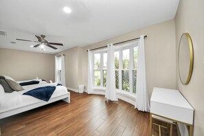 5 Schlafzimmer, Schreibtisch, Bügeleisen/Bügelbrett, kostenloses WLAN