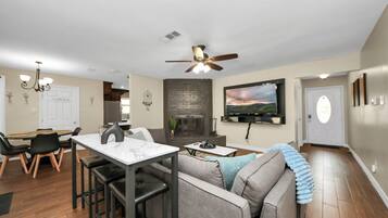 TV connectée, cheminée, jeux vidéo, baby-foot