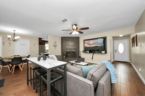 Smart-TV, Kamin, Videospiele, Tischfußball