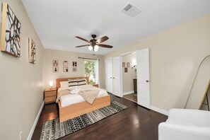 5 bedrooms, desk, iron/ironing board, free WiFi - Family Fun · Pool · Firepit · Games · Movie Nights (Houston)