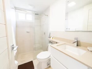 Dusche, Haartrockner, Handtücher, Seife