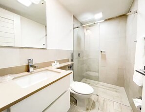 Dusche, Haartrockner, Handtücher, Seife