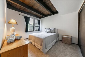 2 bedrooms, free WiFi, bed sheets - Kingswood Pines - your excellent winter and summer getaway at Kings Beach! (Kings Beach)