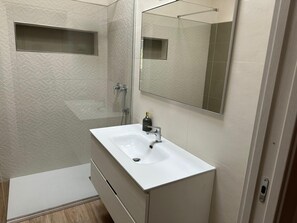 Superior-Apartment | Badezimmer | Dusche, Haartrockner, Handtücher, Seife