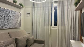 Apartamento básico | Zona de estar | Una Smart TV