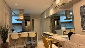 Apartamento básico | Zona de estar | Una Smart TV