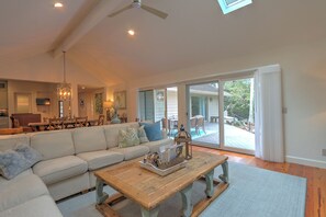 Smart TV, fireplace, books, printers - VISIT HILTON HEAD ISLAND -Travel & Leisure 2026 best beach town! (Hilton Head Island)
