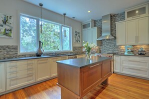 Fridge, microwave, oven, stovetop - VISIT HILTON HEAD ISLAND -Travel & Leisure 2026 best beach town! (Hilton Head Island)