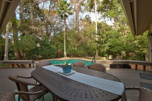 Outdoor dining - VISIT HILTON HEAD ISLAND -Travel & Leisure 2026 best beach town! (Hilton Head Island)