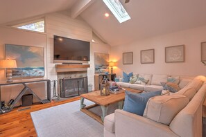 Smart TV, chimenea, libros y impresora 