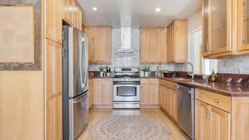 House (5 Bedrooms) | Interior