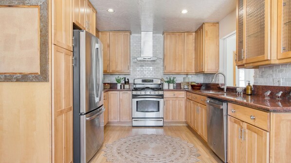 House (5 Bedrooms) | Interior - Desert Shadows by Avantstay Breathtaking Views & Pool (Joshua Tree)