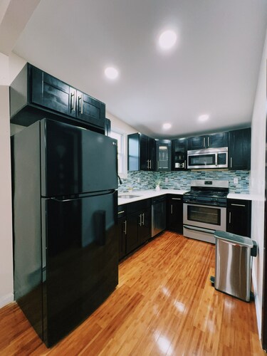 Cozy two bedroom in Queens minutes away from JFK Airport & Manhattan via LIRR.