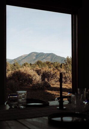 Interior - Epic Adobe 360° Mountain Views, Hot Tub, 15min to Ski Valley (El Prado)