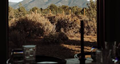 Epic Adobe 360° Mountain Views, Hot Tub, 15min to Ski Valley