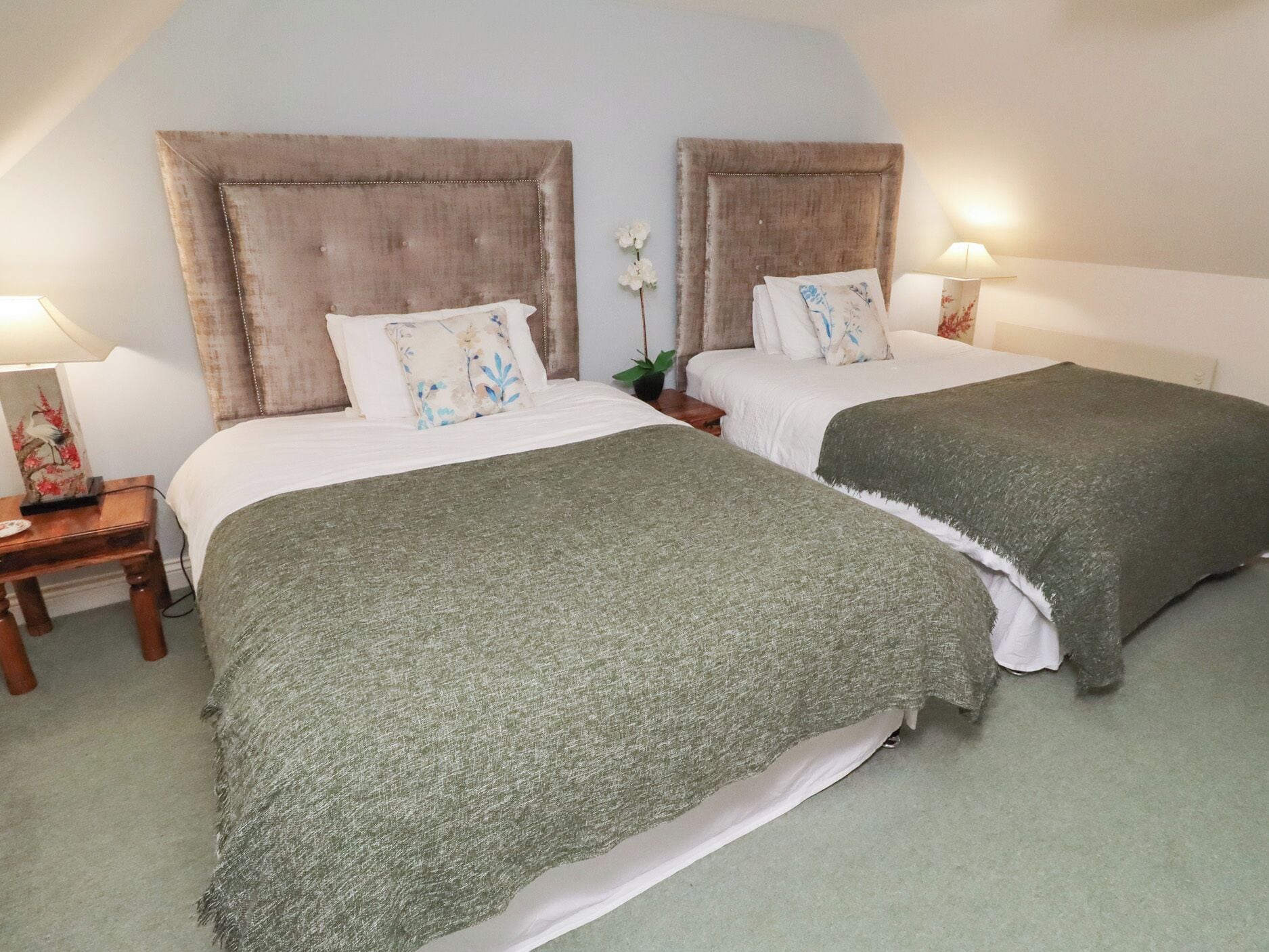 2 makuuhuonetta, yksilöllisesti sisustettu, yksilöllisesti kalustettu