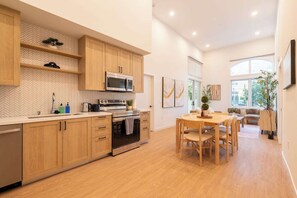 Fridge, microwave, oven, stovetop - Bright & Stylish King 2B2B｜Resort Pool & Spa (Montclair)