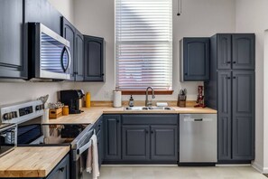 Fridge, microwave, stovetop, dishwasher