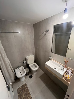 Secadora de cabello, bidet, toallas, jabón
