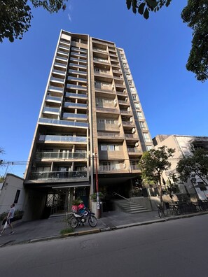 Exterior - Back to the Neighborhood - Luminous Studio in South Neighborhood with Pool (San Miguel de Tucumán)