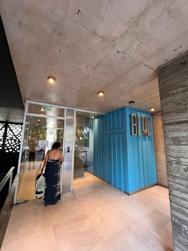 Back to the Neighborhood - Luminous Studio in South Neighborhood with Pool