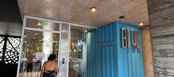 Back to the Neighborhood - Luminous Studio in South Neighborhood with Pool