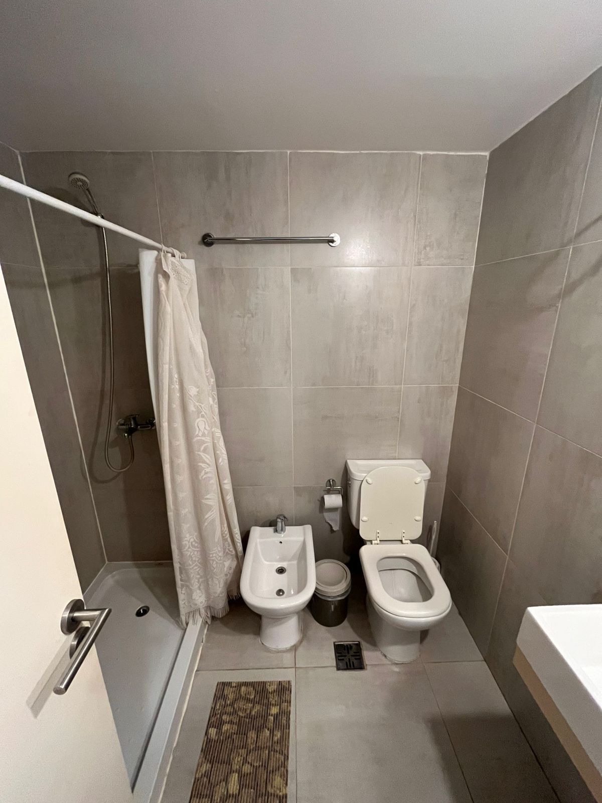Secador de pelo, bidet, toallas, jabón