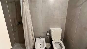 Secador de pelo, bidet, toallas, jabón