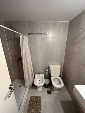 Hair dryer, bidet, towels, soap - Back to the Neighborhood - Luminous Studio in South Neighborhood with Pool (San Miguel de Tucumán)